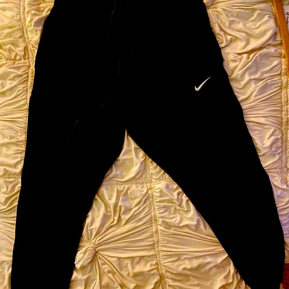 Nike Men’s Black Jogger Pants. Large